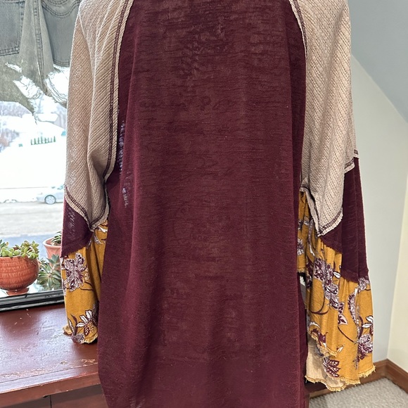 Gimmicks by BKE Buckle Lightweight Top - Picture 3 of 8